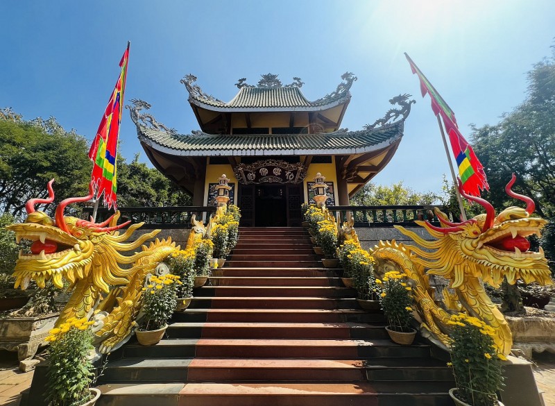 Đền thờ Quốc Tổ và tượng 18 vị Vua Hùng