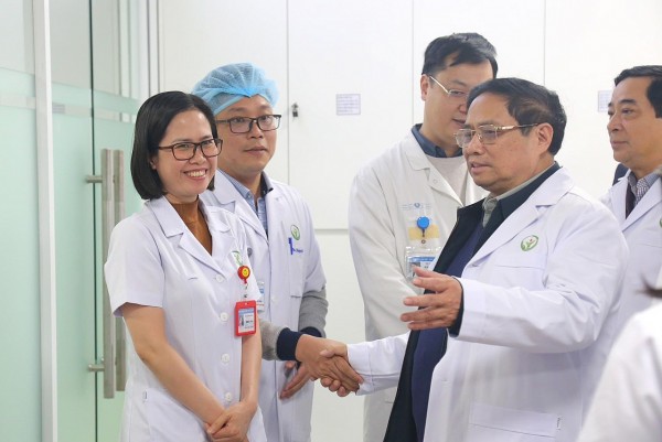 Thủ tướng Phạm Minh Chính thăm, chúc Tết, động viên cán bộ, bác sĩ trực và bệnh nhân hai bệnh viện Trung ương tại Hà Nội
