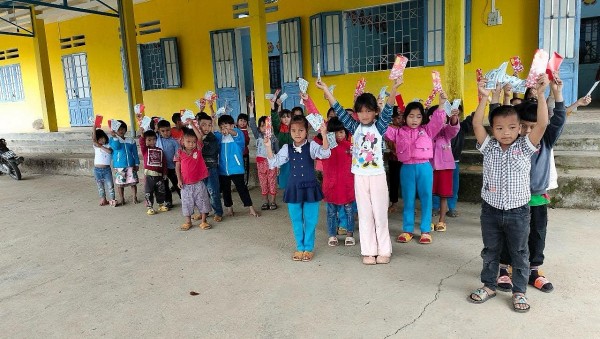 Học sinh miền núi tỉnh Quảng Nam được nhận lì xì đầu năm mới