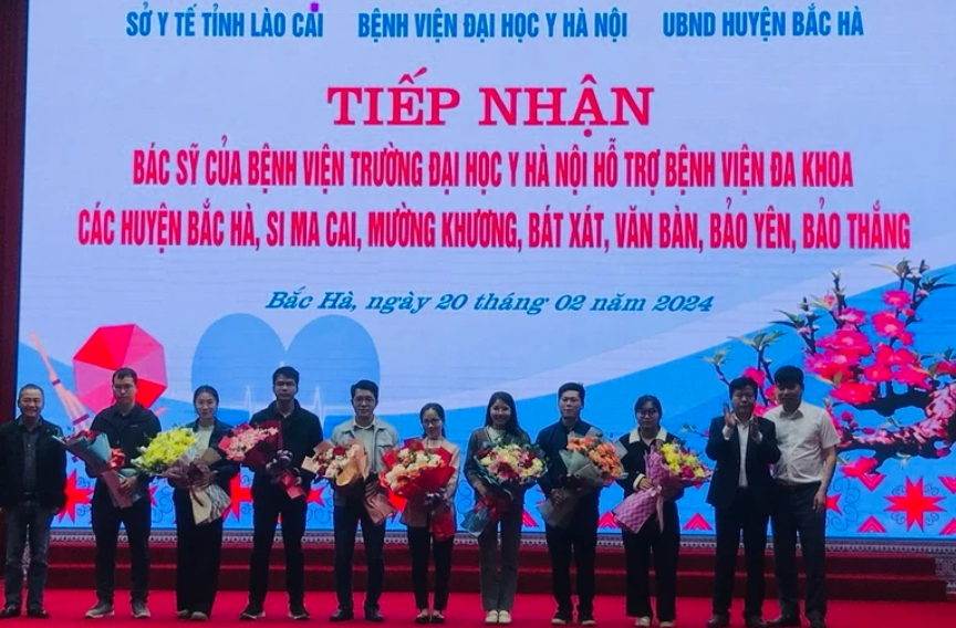 Bệnh viện Đại học Y Hà Nội đưa bác sĩ tới hỗ trợ tỉnh Lào Cai