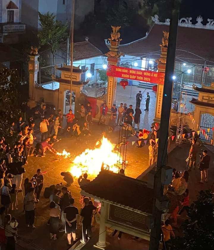 Độc đáo chia lửa 'lấy đỏ' đầu năm ở Hà Nội