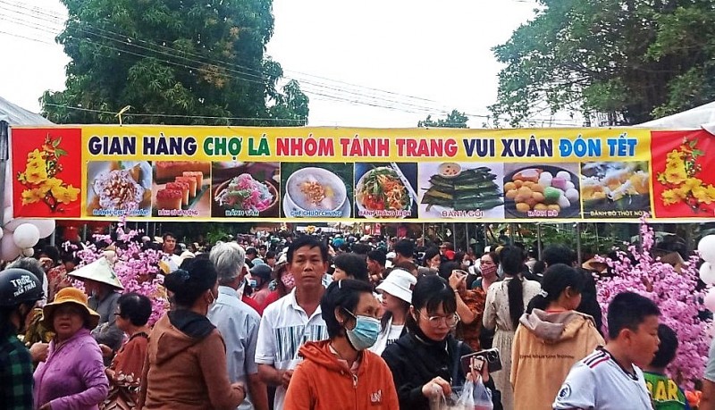 Rất đông người dân và du khách đến với chợ lá tại Điện thờ Phật Mậu Long Hải.