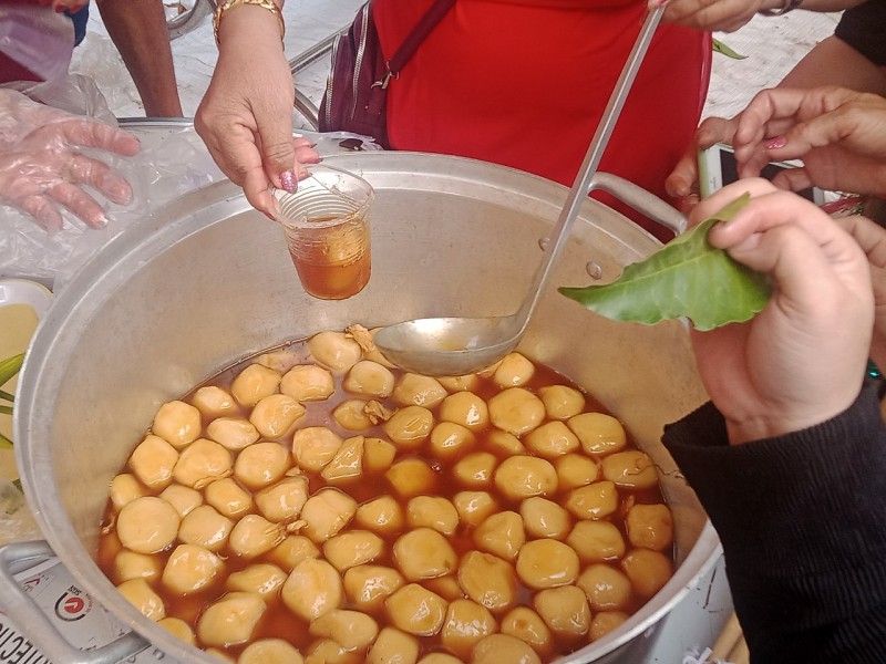 Các món ăn tại đây là các món chay như: chè, xôi, bánh tráng trộn, nước sâm, đậu hủ muối tiêu… Và được thanh toán bằng lá. Ảnh: Mạnh Tú.