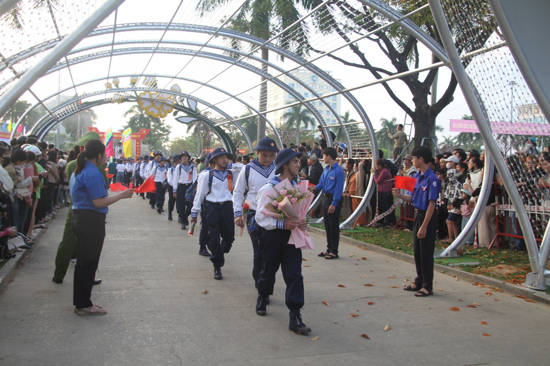 Thanh niên Quảng Nam hăng hái lên đường nhập ngũ Thanh niên Quảng Nam hăng hái lên đường nhập ngũ
