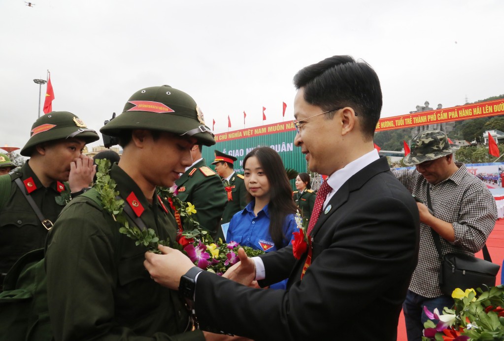 Quảng Ninh: Thanh niên Cẩm Phả hăng hái lên đường nhập ngũ