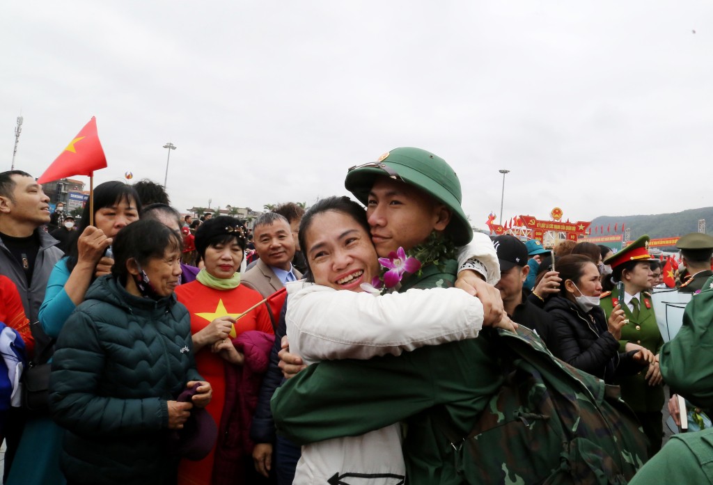 Quảng Ninh: Thanh niên Cẩm Phả hăng hái lên đường nhập ngũ