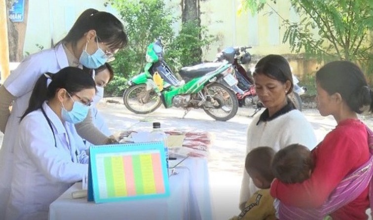 Khám, cấp sản phẩm điều trị suy dinh dưỡng cấp tính cho trẻ em tại huyện Kon Plông. Ảnh: Sở Y tế Kon Tum.