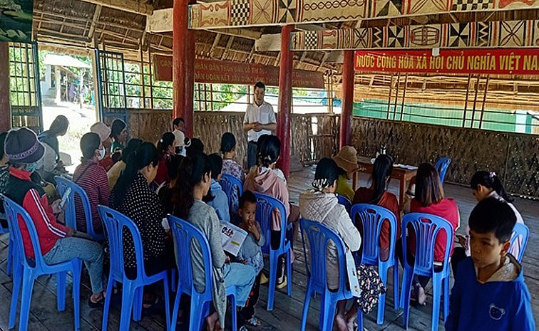 Truyền thông, tư vấn sức khỏe sinh sản vị thành niên, thanh niên tại huyện Đăk Glei. Ảnh: Sở Y tế Kon Tum.