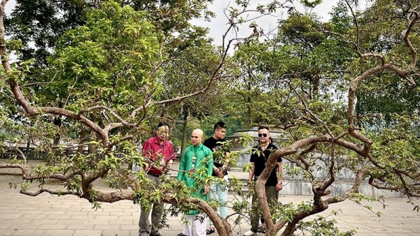 Cây ổi "cười" Đền Mẫu Đông Cuông thu hút du khách thập phương