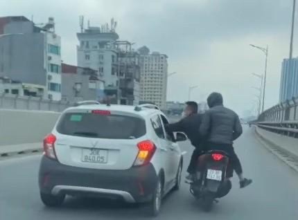 Xử lý 2 thanh niên đi xe SH vào đường cấm, lạng lách, đập phá ôtô