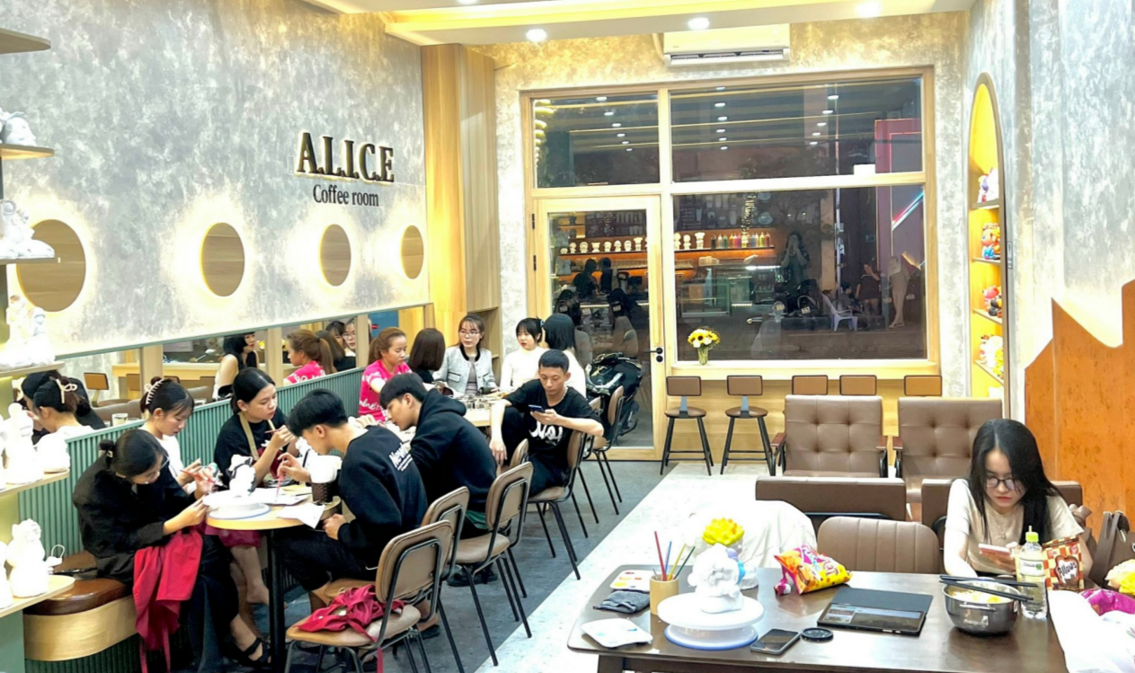 A.L.I.C.E coffee room Cafe  Nha Trang đưa thực khách về tuổi thơ
