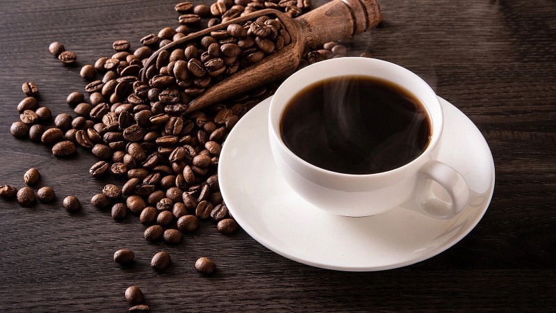 Uống cà phê bị đau bụng có thể là do các thành phần như caffeine, acid có chứa trong cà phê (Ảnh minh hoạ)