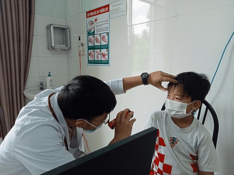Khám mắt cho học sinh tại huyện Đạ Huoai. Ảnh: CDC Lâm Đồng.