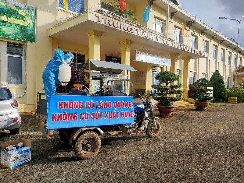 Phòng, chống sốt xuất huyết tại Trung tâm Y tế huyện Di Linh. Ảnh: CDC Lâm Đồng.
