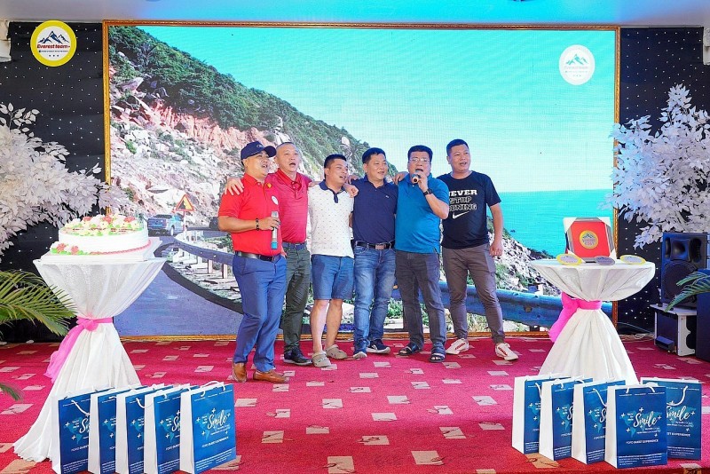 Các thành viên trong Group tham gia chương trình văn nghệ