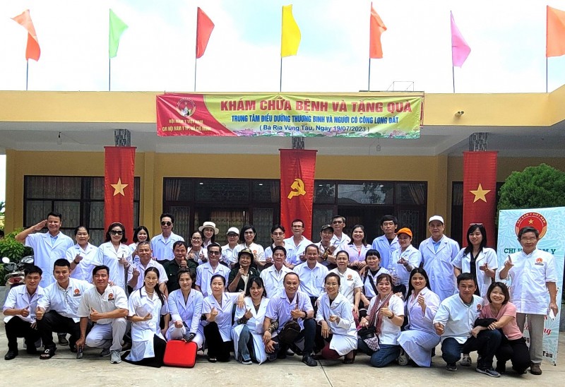 Chi hội Nam y TP.HCM tổ chức khám chữa bệnh miễn phí tại Trung tâm Điều dưỡng Thương binh và Người có công Long Đất.