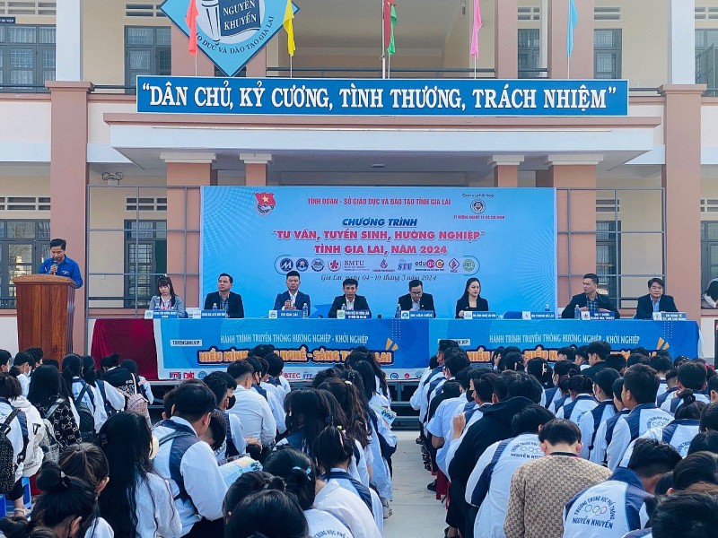 Quang cảnh buổi tư vấn hướng nghiệp. Quang cảnh buổi tư vấn hướng nghiệp.