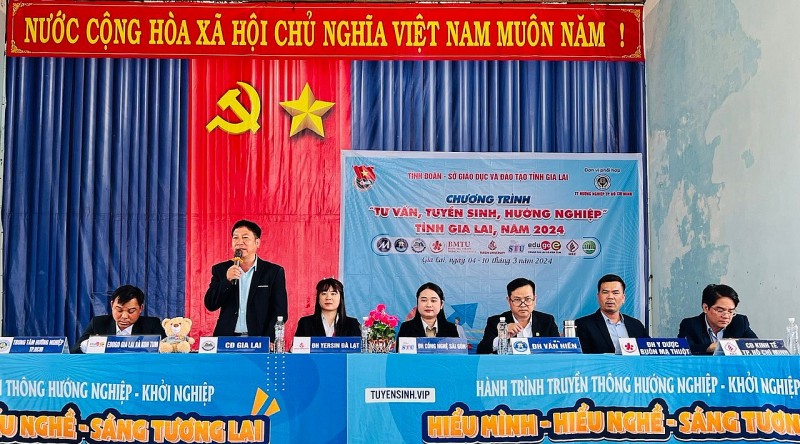 Ông Bùi Đức Dũng – Giám đốc Trung Tâm Tuyển sinh Trường CĐ Gia Lai đang hướng nghiệp cho các bạn học sinh Ông Bùi Đức Dũng – Giám đốc Trung Tâm Tuyển sinh Trường CĐ Gia Lai đang hướng nghiệp cho các bạn học sinh