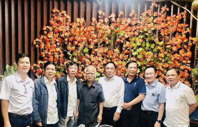 Đồng chí Ksor Phước, nguyên Ủy viên Trung ương Đảng, nguyên Chủ tịch Hội đồng Dân tộc cùng lãnh đạo, nguyên lãnh đạo ngành Y tế và các bác sĩ tại Gia Lai đón tiếp Đoàn tiền trạm của Hội Nam y Việt Nam.
