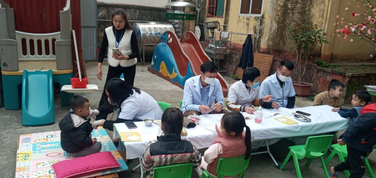 Cán bộ TTYT huyện Quan Sơn kết hợp với Trạm y tế thị trấn Sơn Lư tổ chức khám sức khỏe định kỳ cho học sinh trên địa bàn thị trấn