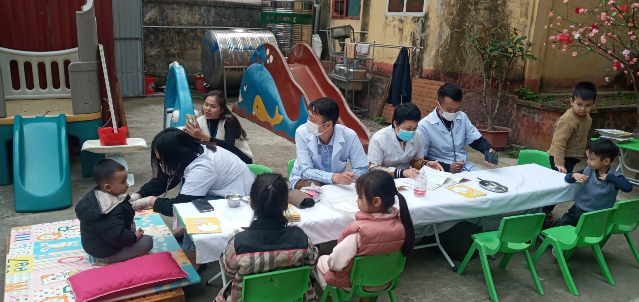 Cán bộ TTYT huyện Quan Sơn kết hợp với Trạm y tế thị trấn Sơn Lư tổ chức khám sức khỏe định kỳ cho học sinh trên địa bàn thị trấn