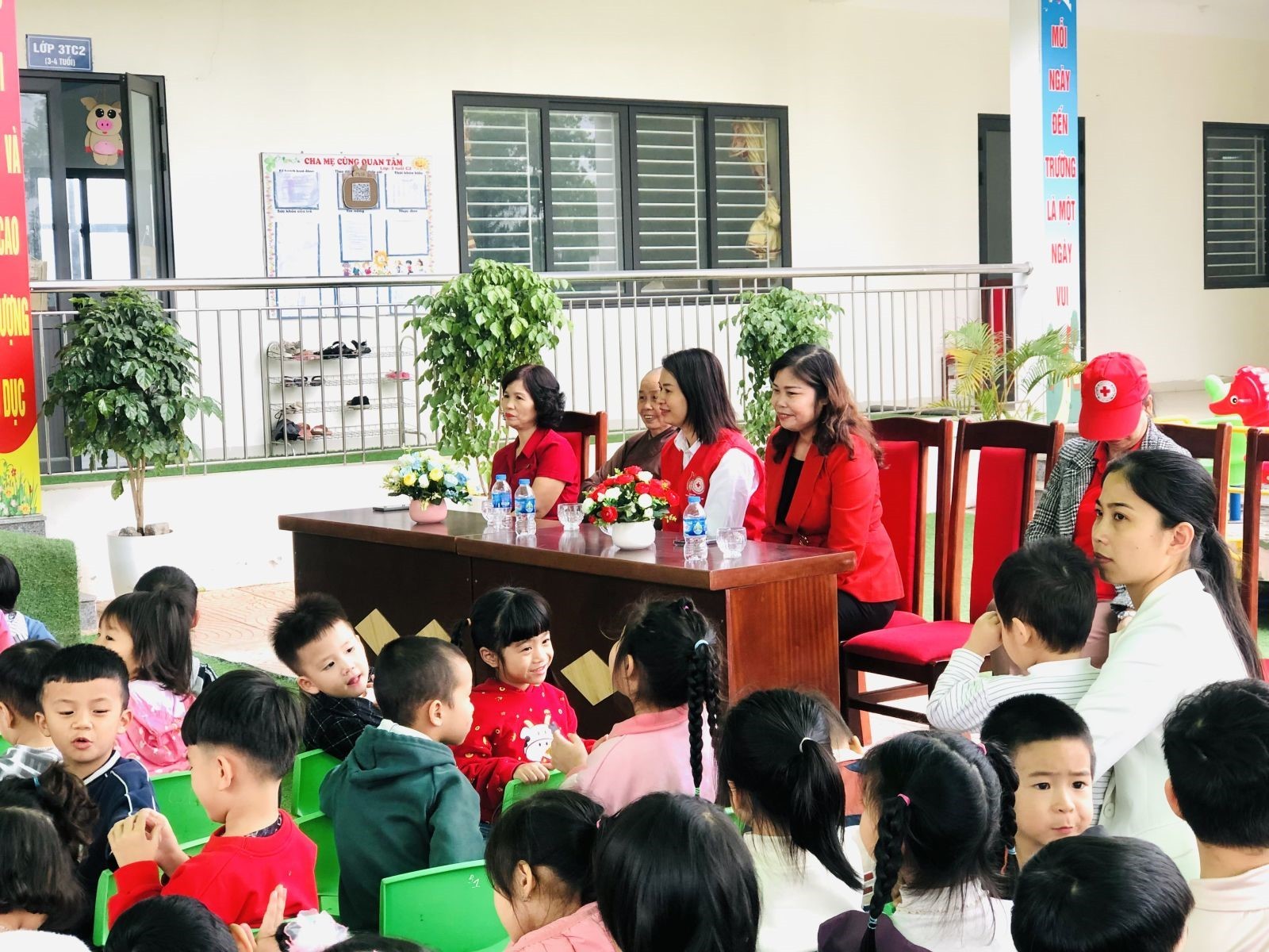 Hội Chữ Thập đỏ Ba Vì- Chùa Cảm Linh Ứng tặng quà trường Mầm non Đông Quang