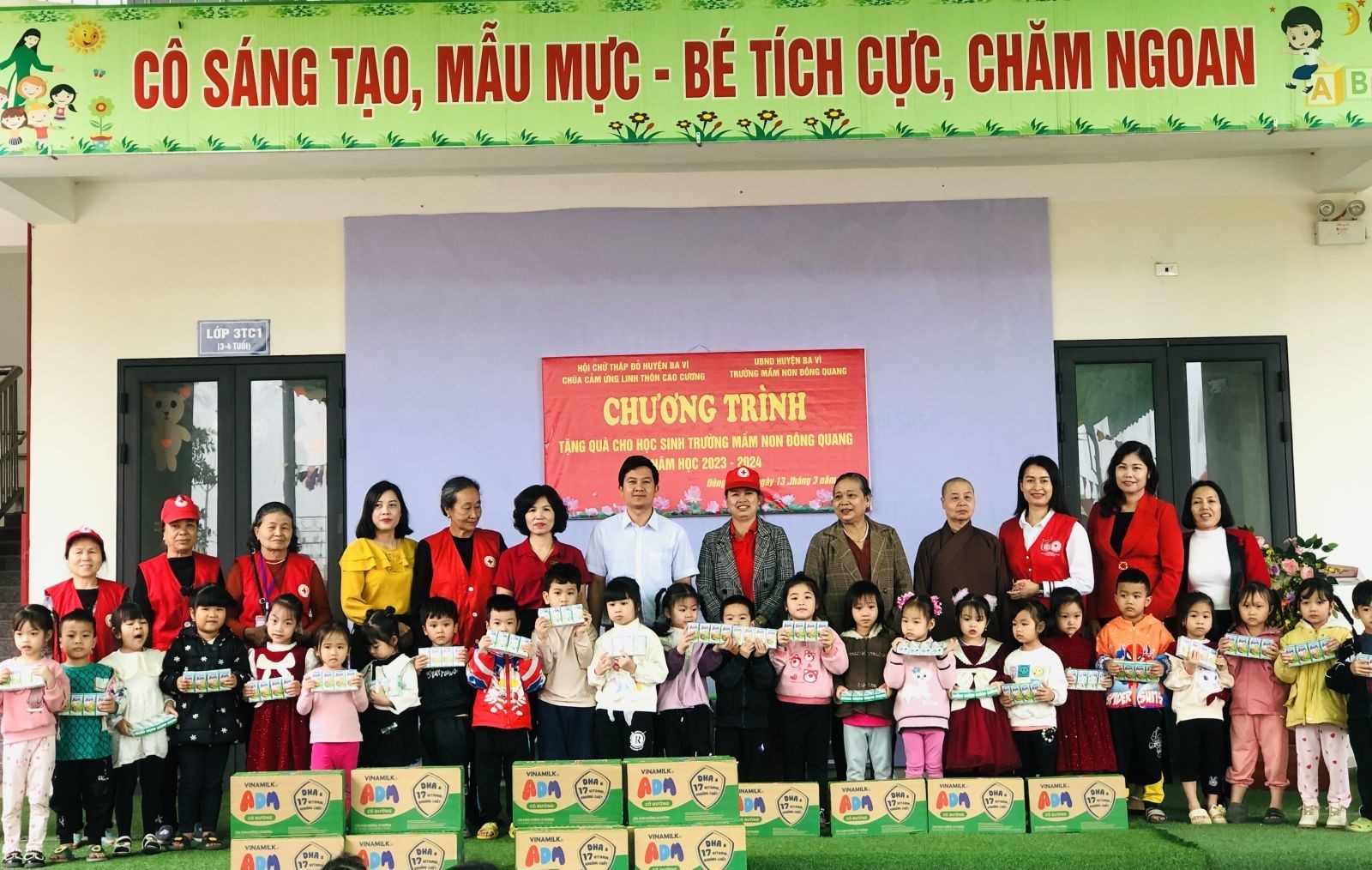 Hội Chữ Thập đỏ Ba Vì- Chùa Cảm Linh Ứng tặng quà trường Mầm non Đông Quang Hội Chữ Thập đỏ Ba Vì- Chùa Cảm Linh Ứng tặng quà trường Mầm non Đông Quang