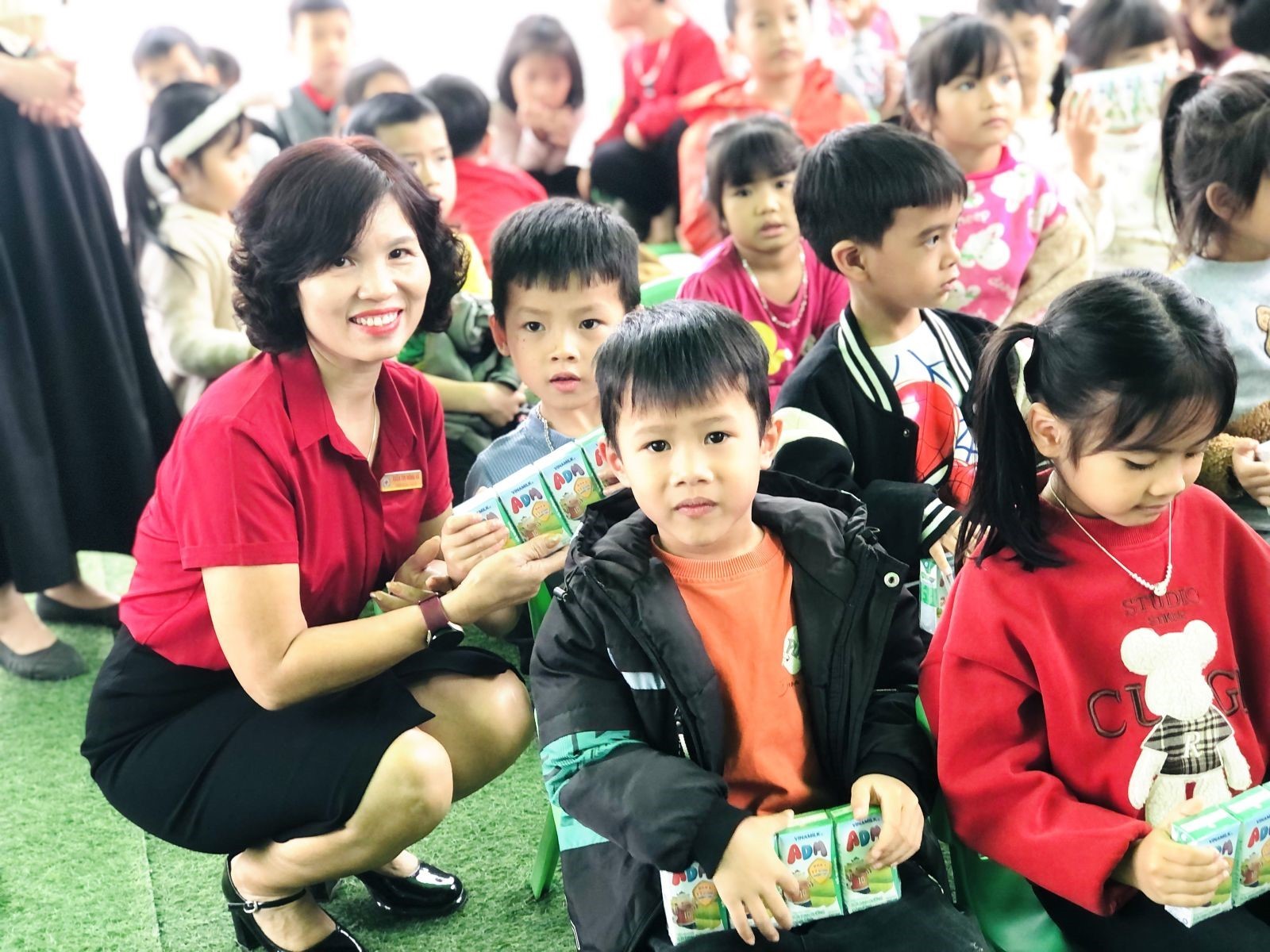 Hội Chữ Thập đỏ Ba Vì- Chùa Cảm Linh Ứng tặng quà trường Mầm non Đông Quang