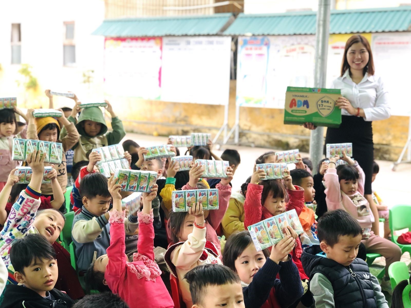 Hội Chữ Thập đỏ Ba Vì- Chùa Cảm Linh Ứng tặng quà trường Mầm non Đông Quang Hội Chữ Thập đỏ Ba Vì- Chùa Cảm Linh Ứng tặng quà trường Mầm non Đông Quang