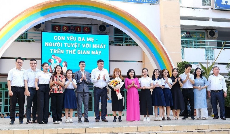 Ban giám hiệu nhà trường tặng quà tri ân cho Trung tâm Kỹ năng sống NQH.