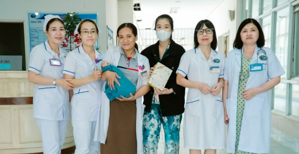 Bé gái sinh non được nuôi sống thành công từ 0,8 kg lên 1,7 kg trong hơn 5 tuần