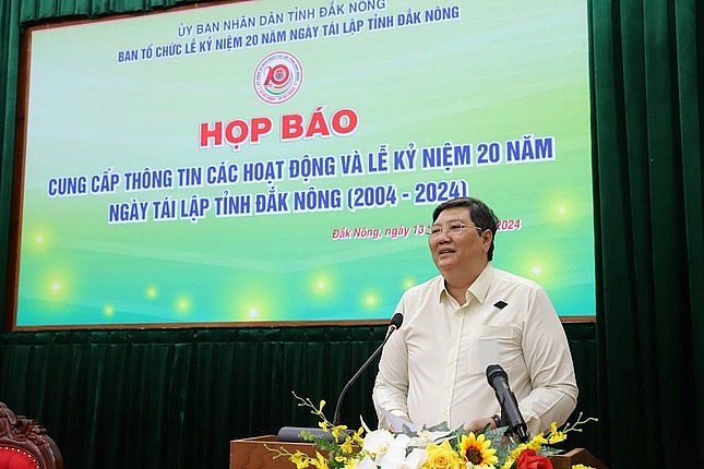 Phó Chủ tịch thường trực UBND tỉnh Đắk Nông Lê Văn Chiến phát biểu tại họp báo.