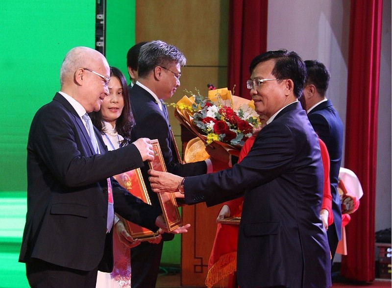 Chủ tịch UBND tỉnh Đắk Nông, ông Hồ Văn Mười trao chứng nhận đầu tư cho các doanh nghiệp.
