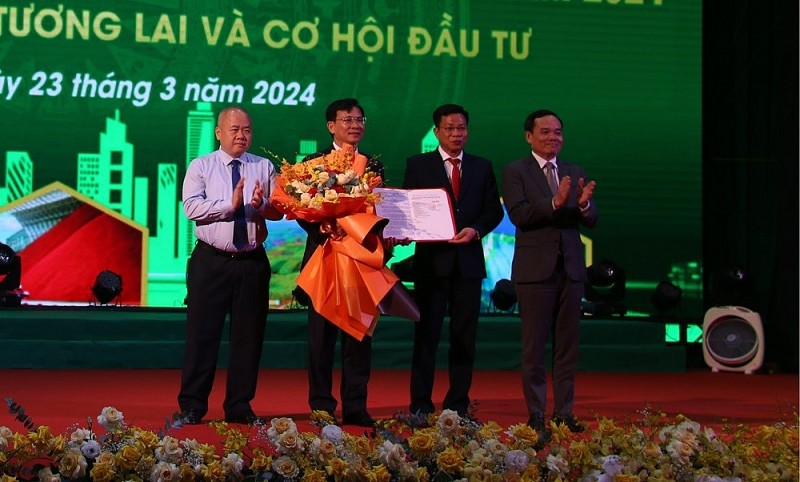 Phó thủ tướng Trần Lưu Quang trao Quyết định của Thủ tướng Chính phủ phê duyệt Quy hoạch tỉnh Đắk Nông thời kỳ 2021-2030, tầm nhìn đến năm 2050.