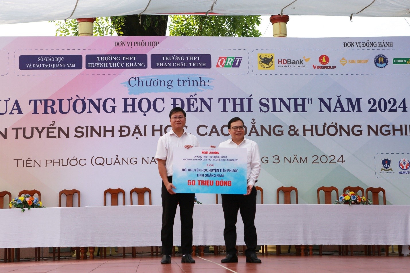 Chương trình “Đưa trường học đến thí sinh” do Báo Người Lao Động tổ chức với sự tham gia của hơn 1.500 học sinh  tại huyện Tiên Phước, tỉnh Quảng Nam