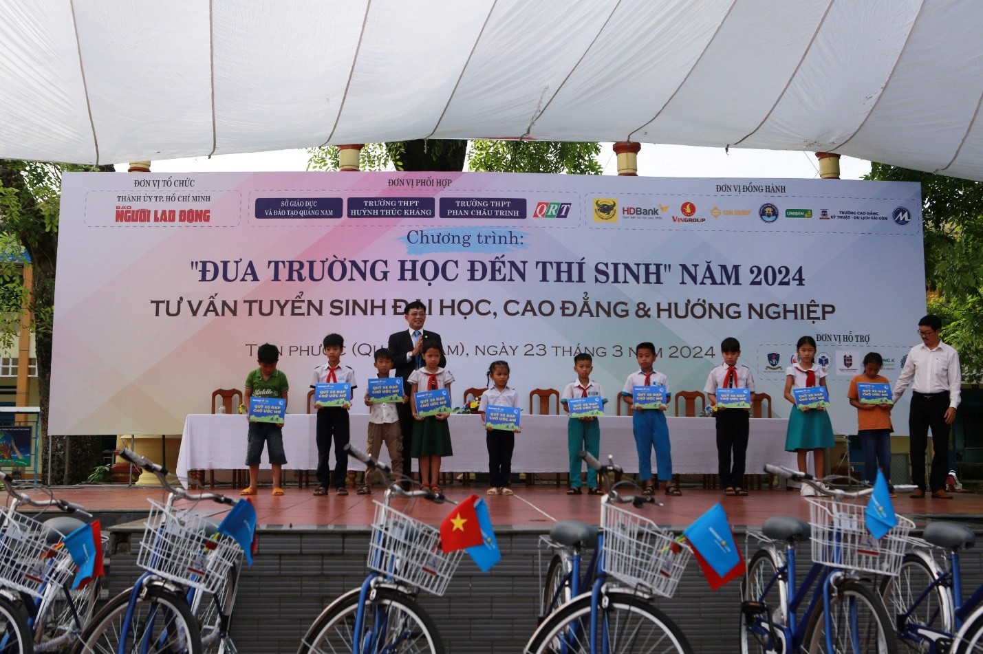 Chương trình “Đưa trường học đến thí sinh” do Báo Người Lao Động tổ chức với sự tham gia của hơn 1.500 học sinh  tại huyện Tiên Phước, tỉnh Quảng Nam