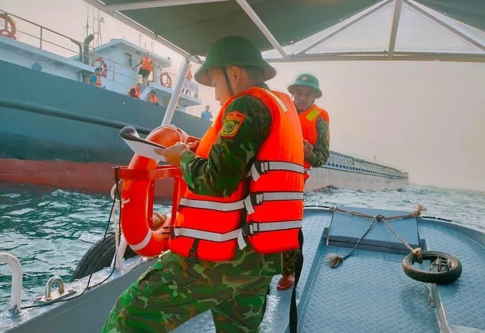 Ứng cứu tàu chở hàng gặp nạn trên vùng biển Cù Lao Chàm, tỉnh Quảng Nam
