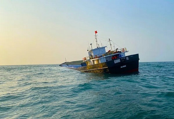 Ứng cứu tàu chở hàng gặp nạn trên vùng biển Cù Lao Chàm, tỉnh Quảng Nam