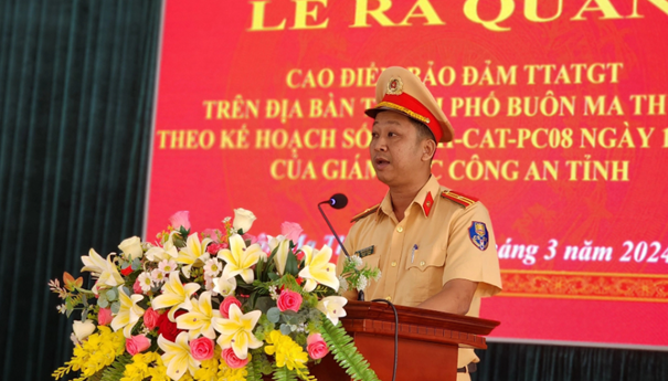 Thiếu tá Nguyễn Hiệp Bình, Phó đội trưởng Đội CSGT - Trật tự Công an TP Buôn Ma Thuột thông tin kế hoạch ra quân cao điểm xử lý vi phạm trật tự ATGT trên địa bàn.