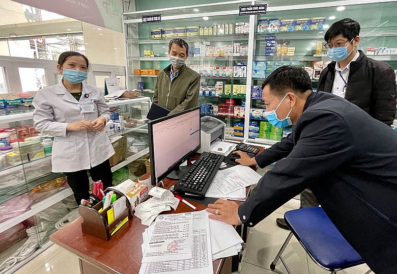Kiểm tra nhà thuốc trên địa bàn thành phố Đà Lạt. Ảnh: Báo Lâm Đồng