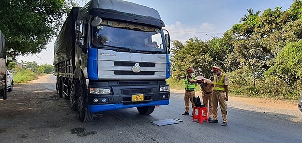 CSGT Đội CSGT đường bộ số 2 - Phòng CSGT Công an tỉnh Đắk Lắk tăng cường kiểm tra tải trọng xe trên quốc lộ 26.