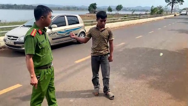 Đắk Lắk: Bắt nam thanh niên đánh người, cướp xe máy sau khi nhậu xong