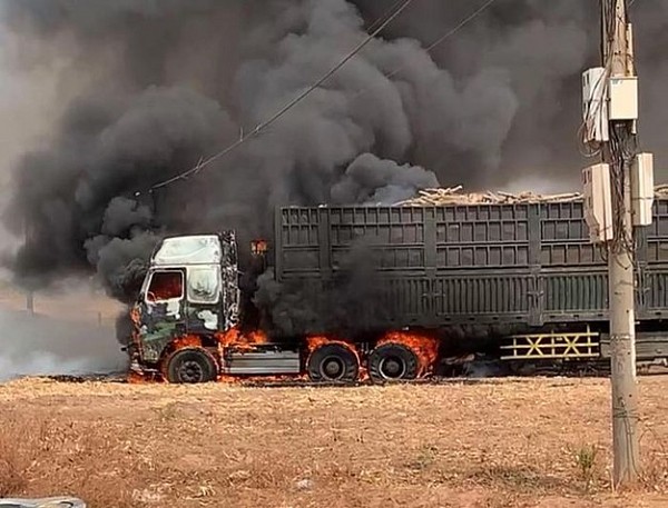 Đắk Lắk: Xe container bất ngờ bốc cháy dữ dội