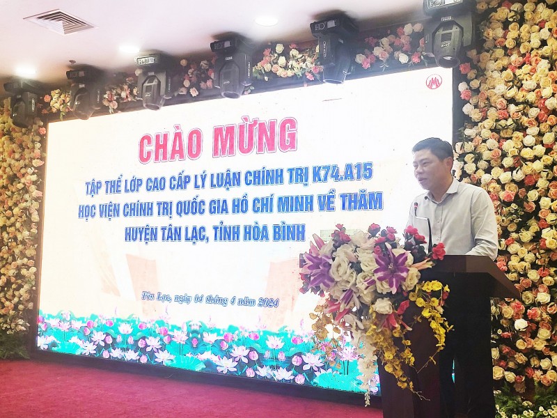 Đồng chí Đinh Anh Tuấn - Bí thư huyện ủy Tân Lạc phát biểu