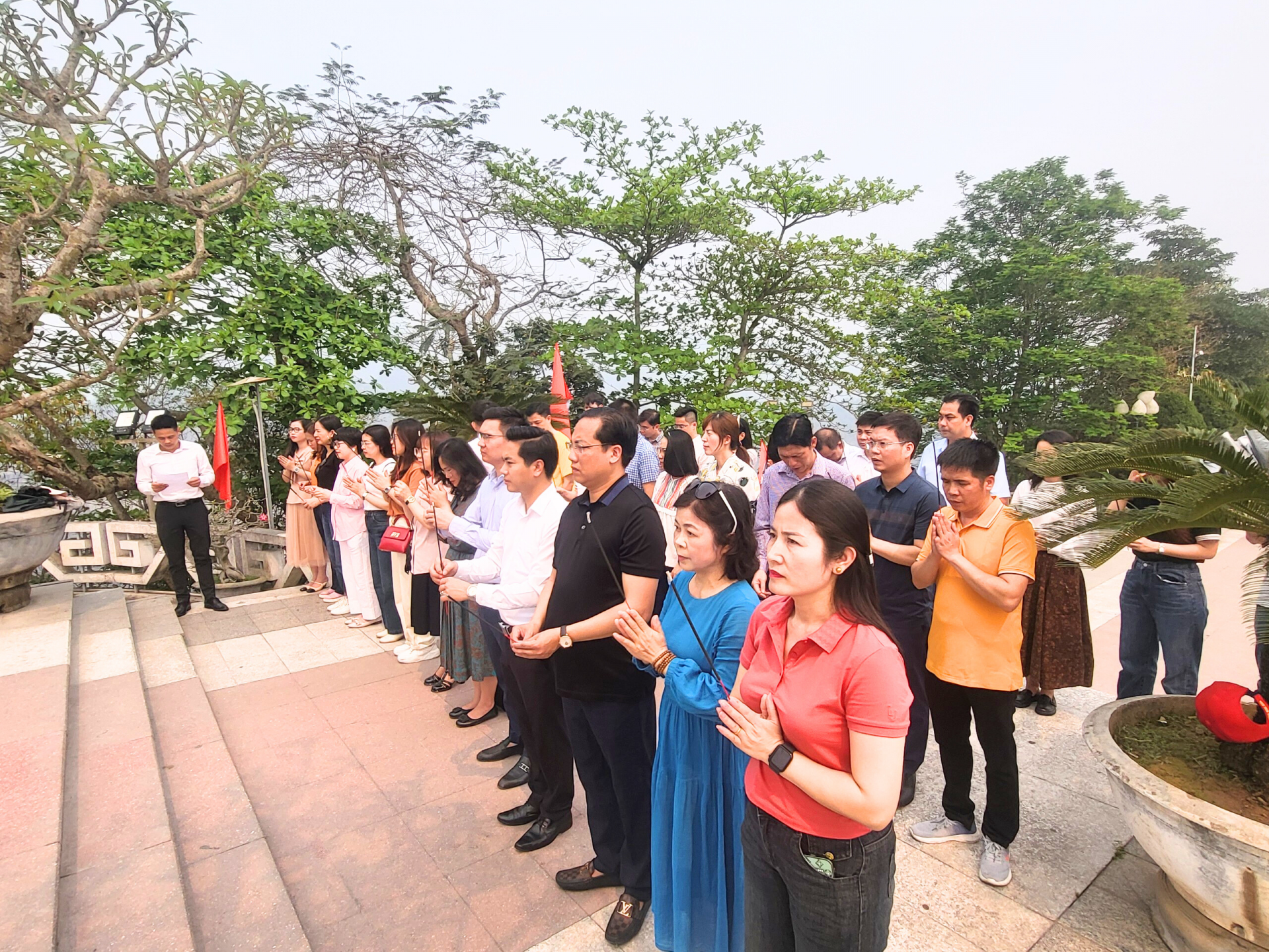 Lớp dâng hương và thăm quan Tượng Bác Hồ trên công trình thế kỷ thủy điện hòa bình.