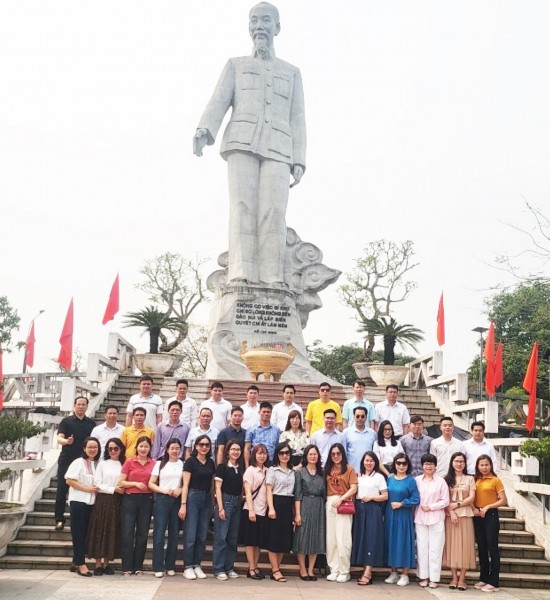 Chi bộ Lớp CCLLCT K74.A15 Học viện Chính trị Quốc gia Hồ Chí Minh thăm huyện Tân Lạc tỉnh Hòa Bình
