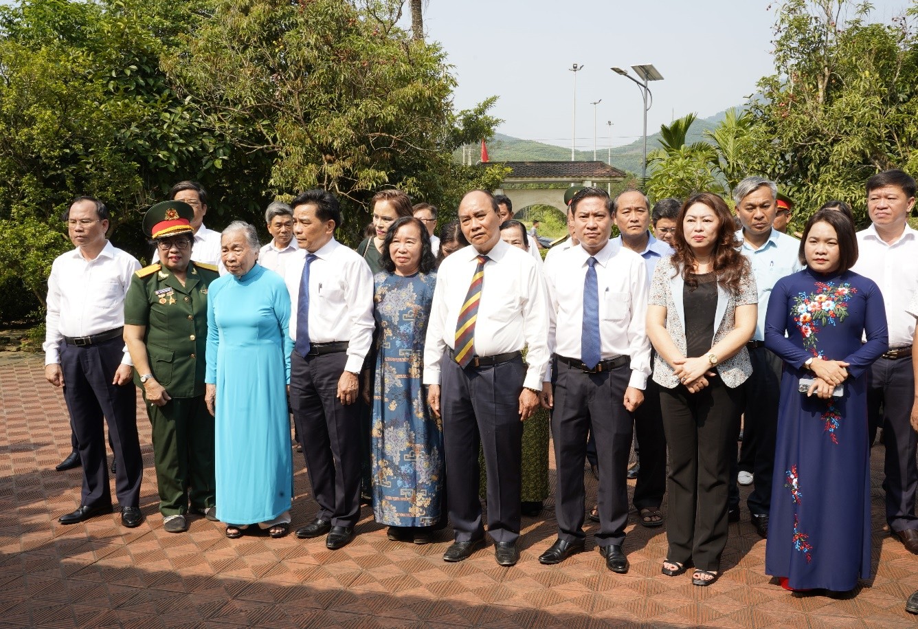 Nguyên Chủ tịch nước Nguyễn Xuân Phúc viếng hương tại Nhà lưu niệm Cụ Huỳnh Thúc Kháng và gặp mặt lãnh đạo huyện Tiên Phước, tỉnh Quảng Nam