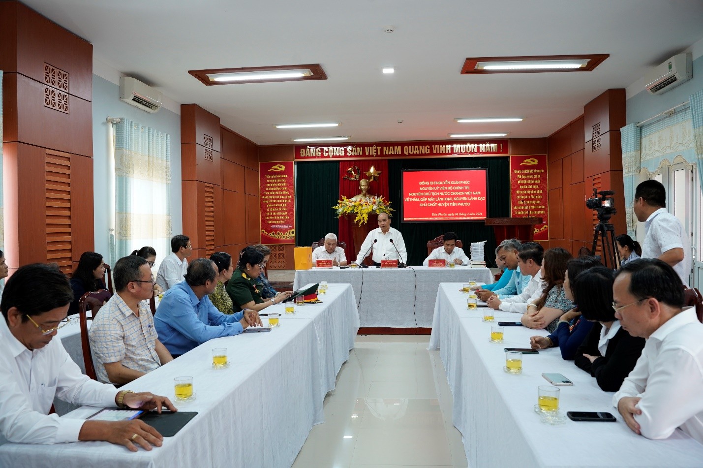 Nguyên Chủ tịch nước Nguyễn Xuân Phúc viếng hương tại Nhà lưu niệm Cụ Huỳnh Thúc Kháng và gặp mặt lãnh đạo huyện Tiên Phước, tỉnh Quảng Nam