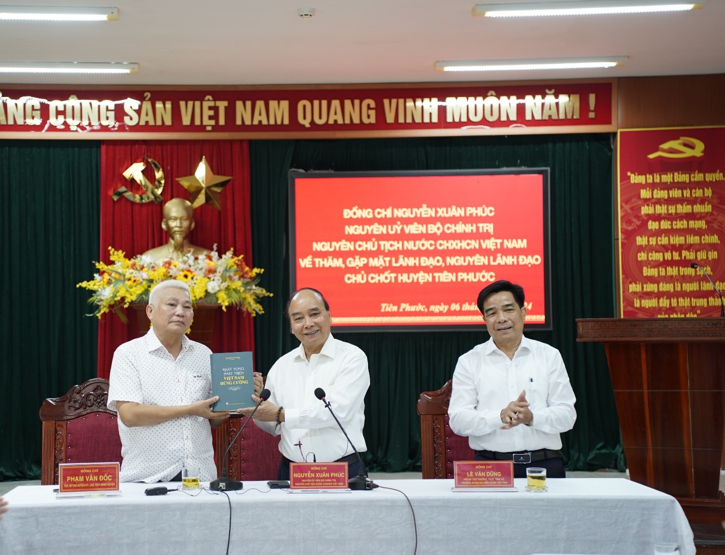 Nguyên Chủ tịch nước Nguyễn Xuân Phúc viếng hương tại Nhà lưu niệm Cụ Huỳnh Thúc Kháng và gặp mặt lãnh đạo huyện Tiên Phước, tỉnh Quảng Nam