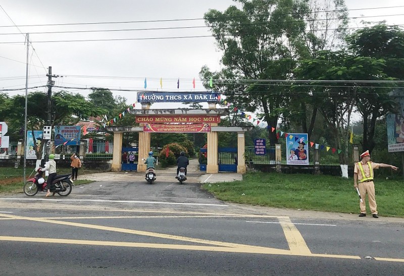 Phòng CSGT – Công an tỉnh Kon Tum đảm bảo trật tự an toàn giao thông trước cổng trường học.